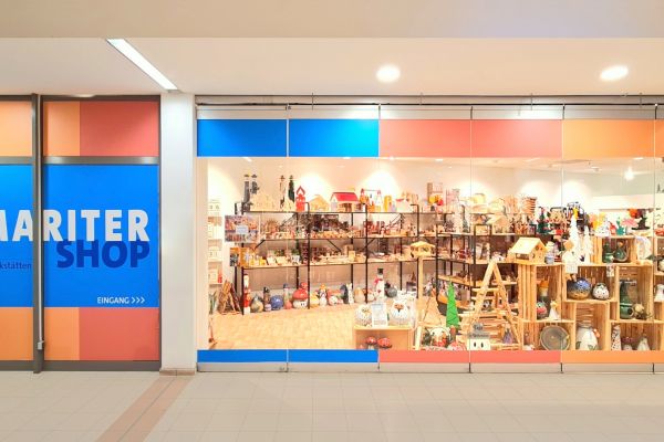 Auf dem Bild sieht man ein Schaufentser des Samariter-Shops.