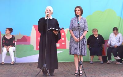 Auf dem Bild sieht man Theologische Vorständin Frau Menzel und Schulleiterin Frau Runge.