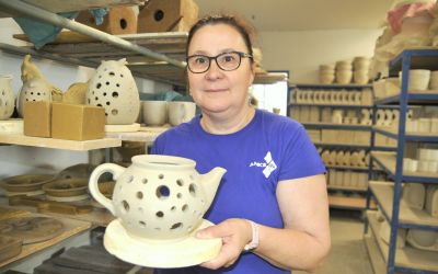 Auf dem Bild sieht man Frau Pawelski in der Keramik-Werkstatt der Christophorus-Werkstätten.