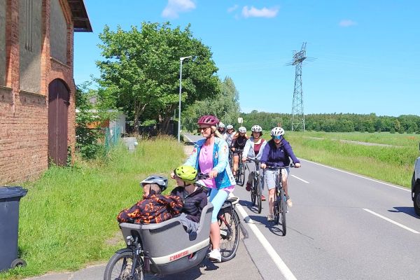 Auf dem Bild sieht man eine Klasse mit Fahrrad unterwegs.