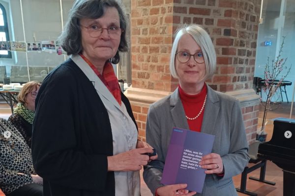 Auf dem Bild sieht man Frau von Hackewitz und Vorständin Menzel.