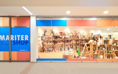 Auf dem Bild sieht man ein Schaufentser des Samariter-Shops.