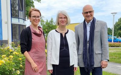 Auf dem Bild sieht man die beiden Vorständinnen Nicole Drews und Ulrike Menzel sowie den Kuratoriumsvorsitzenden Jürgen Bossert.