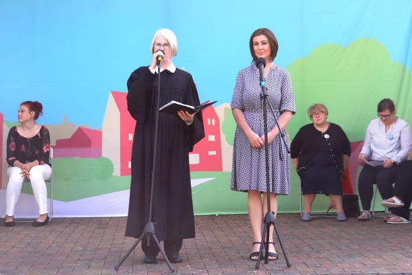 Auf dem Bild sieht man Theologische Vorständin Frau Menzel und Schulleiterin Frau Runge.