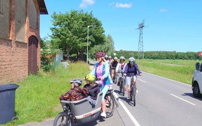 Auf dem Bild sieht man eine Klasse mit Fahrrad unterwegs.