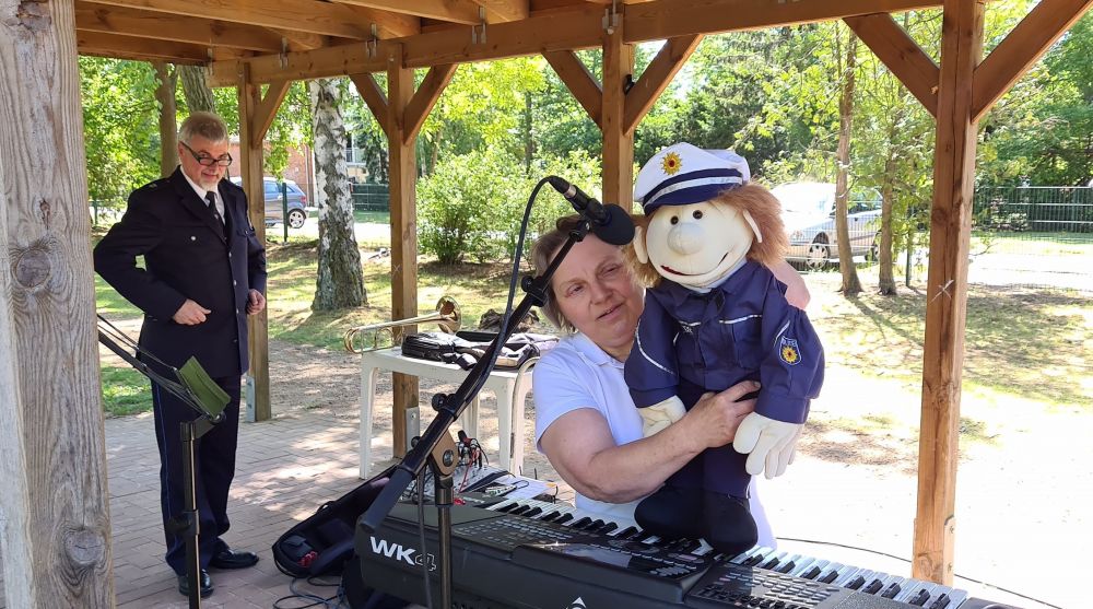Frau Scheller mit Kinderkommissar Niels